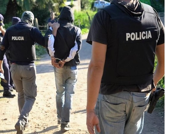 Dos hombres con ante...