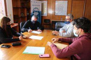Municipio de San Carlos e ISEF firmaron acuerdo para fomentar la capacitación a través del área de juventud