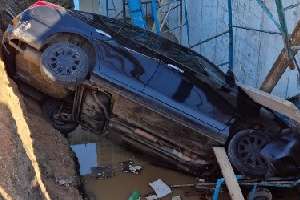 Auto cayó en desnivel de obras del "cruce peligroso" de Interbalnearia y 37