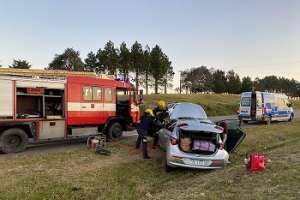 Conductor atrapado en vehículo tras despiste y vuelco en Ruta 9