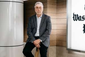 El exeditor del Washington Post Marty Baron dijo que hay que "escuchar" para "liderar"