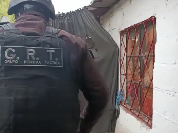 Allanaron tres casas en San Carlos y formalizaron a varios hombres por venta de drogas