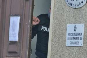 Hombre “ayudó” a mujer a buscar dinero perdido cuando él se lo había guardado en el bolsillo
