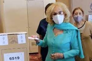 Pese a su estado de salud y a la edad, Mirtha Legrand fue a votar