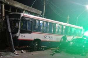 Impacto entre auto y ómnibus terminó con la unidad incrustada en edificio de UTU