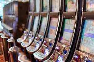 Investigan a una pareja por maniobra con dinero entintado en máquinas del casino de Piriápolis