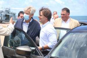 El Presidente Lacalle Pou y el ministro de Defensa Javier García almorzaron abordo del Capitán Miranda