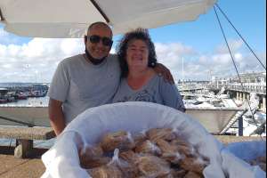Ana y Luis, vendedores de pasteles en el puerto de Punta del Este, plantearon su reclamo en una carta al presidente Lacalle Pou