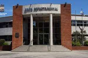 Preinvestigadora analiza documentación sobre los gastos en la junta departamental