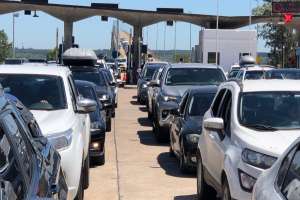 5 kilómetros de cola de vehículos para cruzar desde argentina a uruguay; la mayoría rumbo a punta del este