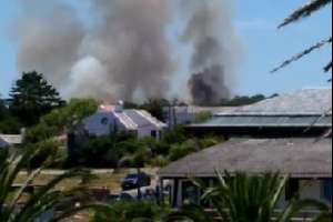 Bomberos combate dos incendios: uno en zona de San Carlos y otro en La Barra