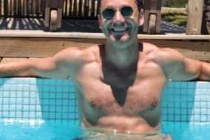 A Benjamín Vicuña se lo ve solo en José Ignacio disfrutando de música y piscina