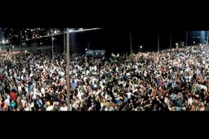 Una multitud de personas se reunió en la rambla de Piriápolis para recibir el año