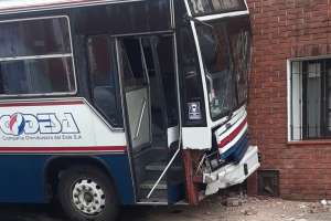 8 personas resultaron lesionadas tras un choque donde una bus se estrelló contra una casa en San Carlos