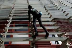 Un Spiderman obligado al arresto domiciliario tras escalar edificio en Piriápolis y escapar del hospital