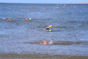 más de 100 nadadores cruzaron la bahía de maldonado en competencia organizada por la intendencia