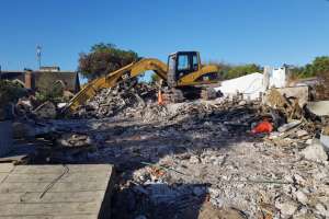 Finalmente fue demolida la estructura que quedó en pie tras el incendio en local de Manantiales