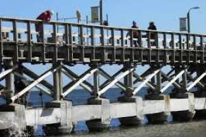 Una marinera fue lanzada al agua por iracundo sujeto al que observó por lanzarse del muelle de parada 3; fue detenido el agresor