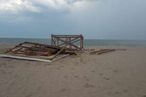 Se voló caseta de guardavidas en el balneario Buenos Aires pero sus ocupantes resultaron con golpes; también ocurrieron destrozos en otras playas