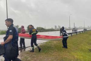 Bomberos rescata a 20 caballos atrapados en el arroyo Maldonado; lluvias provocan desbordes de cauces de agua