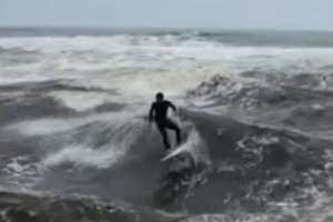 en josé ignacio se armó una ola estática producto de las lluvias y un surfista uruguayo pudo dominarla
