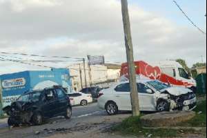 Siniestro entre taxi y auto deja a uno de los conductores con herida de entidad