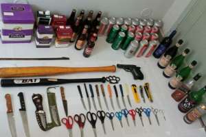 Marihuana, armas blancas, tijeras, entre otros objetos, se incautaron en controles policiales previo a la final Peñarol-Plaza Colonia