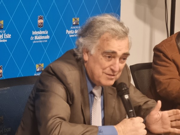 Atilio Garrido presentó su libro sobre la histórica victoria de Uruguay en los Juegos Olímpicos de 1924