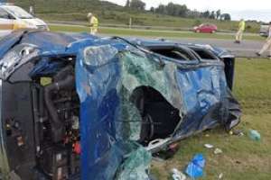 Cinco personas resultaron lesionadas tras volcar la camioneta en que viajaban