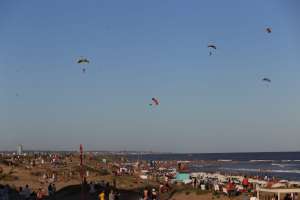 El cielo de Punta del Este se vio colmado de Paracaidistas en un atractivo espectáculo