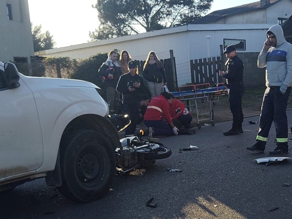 Una colisión entre una camioneta y una moto dejó a una joven con fracturas
