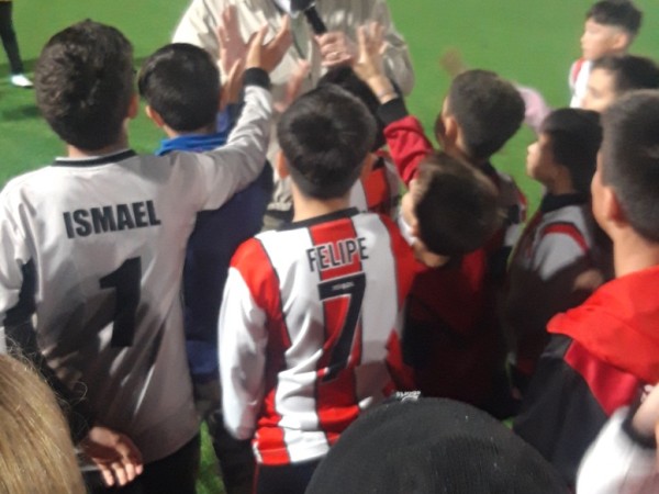 Inauguraron cancha de césped sintético de Atlético Fernandino en barrio La Sonrisa