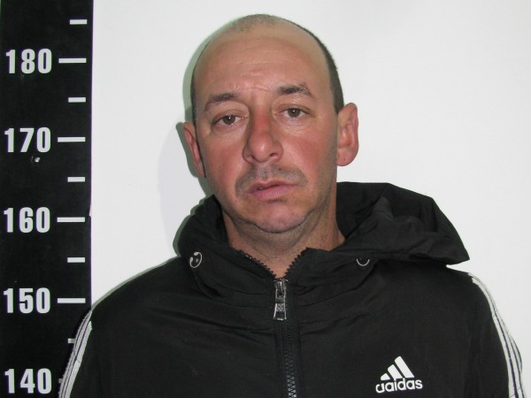 Lo vieron conducir a alta velocidad, lo frenaron y le encontraron un arma