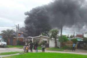 Extinguieron incendio en finca de barrio Perlita; se investigan las causas del fuego