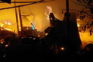 El fuego fue dominado en Los Eucaliptus; varias viviendas fueron arrasadas por las llamas