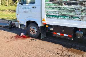 Conductor de moto sufrió lesiones graves al chocar con camión ligero