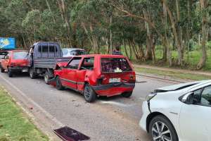 Cuatro vehículos chocaron por alcance en camino Lussich sin heridos