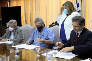 Intendencia firmó convenio con la Asociación de Escribanos del Uruguay para asistir a organizaciones sin fines de lucro