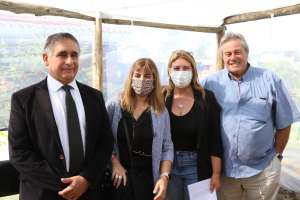 Antía conoció el proyecto sobre huerta hidropónica que se desarrolla en el Centro Diurno del barrio Odizzio junto a delegados de OIT