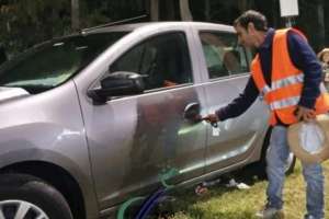Fue a "cuidar autos" y se trajo uno de Lavalleja porque lo ganó en una rifa
