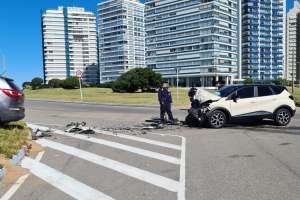 Chocaron dos camionetas en Rambla Brava y Chiverta con 9 personas a bordo; en otro accidente una mujer está grave