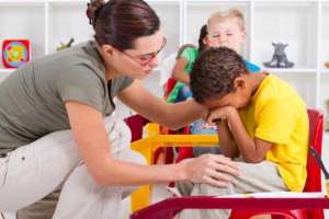 Esperan por habilitación del BPS para acompañar a niños autistas a la hora de las clases