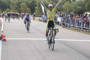 sebastián rodríguez del club ciclista amanecer, ganó la primera etapa  entre montevideo y maldonado de vuelta ciclista del uruguay