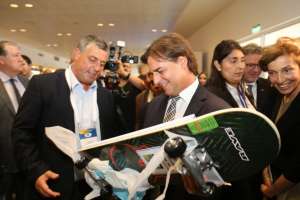 Carballal entregó al Presidente Lacalle Pou, patineta con la que inauguró la nueva pista de skate