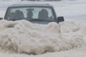 Temporal: espuma ocultó autos completos en zona de la brava; tramo de rambla cerrada al tránsito