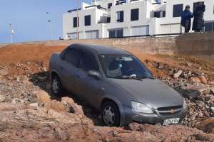 Auto quedó sobre las piedras de Punta de la Salina