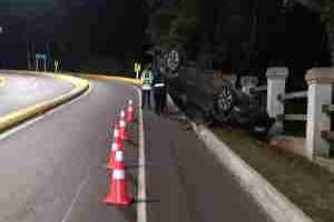 Un auto volcó en Camino Lussich
