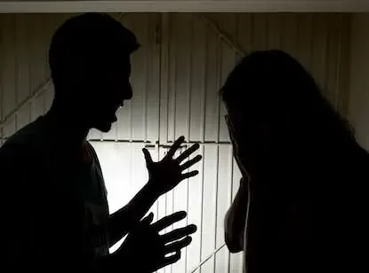 Violencia en las parejas: psicóloga explicó que controlar dónde estás, con quién hablás y tus redes también es violencia
