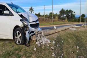 Una columna del alumbrado público fue derribada por un auto en un siniestro en Punta Ballena