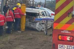 Un vehículo despistó y su conductor quedó atrapado en el interior